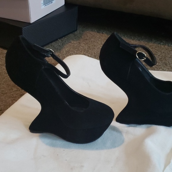 Heels - Picture 4 of 4